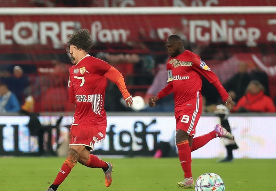 北京时间9月3日NBA快船队前锋德里克.琼斯接受随队记者采访，公开谈到了近期快船队合练期间新老队员之间的趣事，大大称赞了球星克里斯.保罗的超级领导力：“早就传闻克里斯.保罗是联盟里一名十分自律的球星，无论是对…